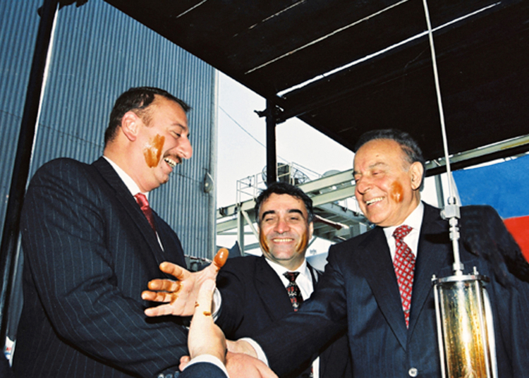 Ильхам и Гейдар Алиевы на церемонии открытия нефтяного предприятия в 2003 году. Фото: Аббасов Адалет/ТАСС