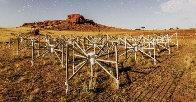 Система Murchison Widefield Array состоит из 4096 радиоантенн, сгруппированных в 256 «плиток» (одна из них на фото), охватывающих несколько километров в отдаленном районе Западной Австралии / Pete Wheeler / ICRAR