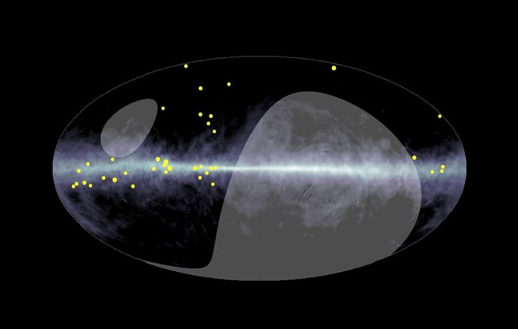 Распределение гамма-лучей сверхвысоких энергий (желтые точки), обнаруженных в эксперименте Tibet ASγ, в галактической системе координат / © lambda.gsfc.nasa.gov