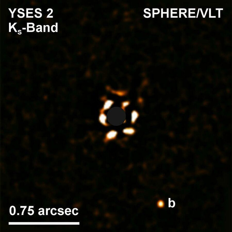 Прямое изображение звезды YSES 2 и экзопланеты YSES 2b (внизу). Центральная часть звезды закрыта коронографом /ESO / SPHERE / VLT / Bohn et a