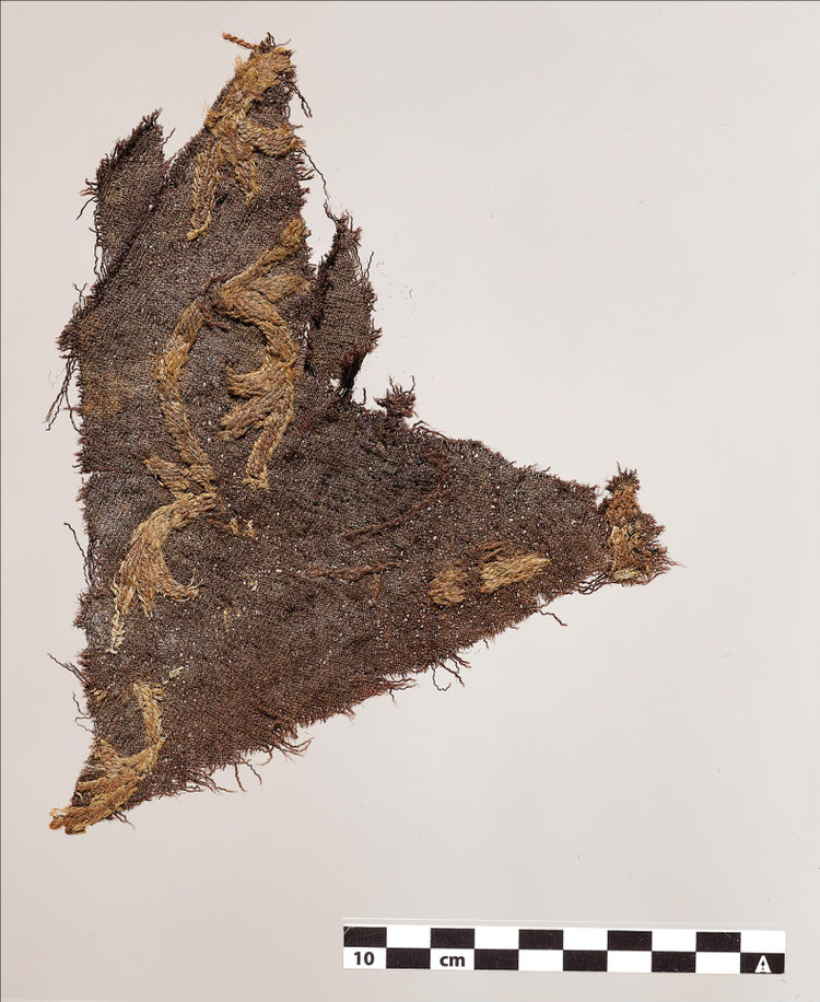 Фрагмент найденной вышитой шерстяной ткани / R. Fortuna, National Museum of Denmark