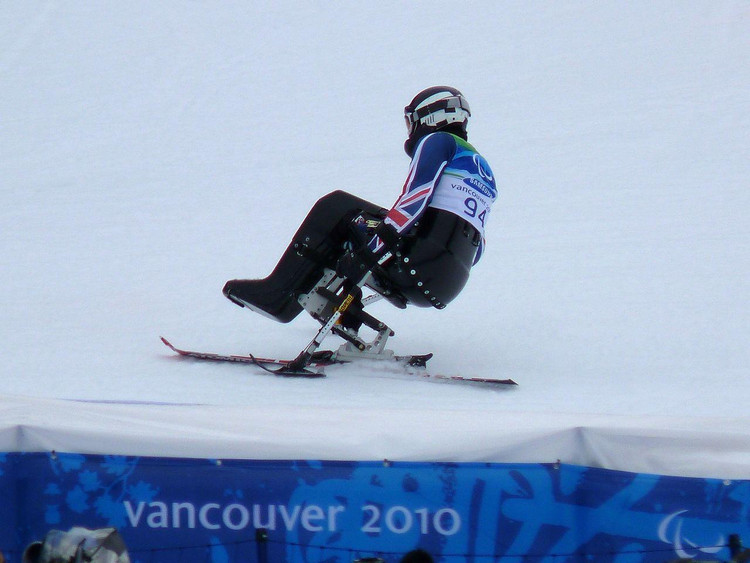 Фото: Талан Скилс-Пиггинс из Великобритании в первом бег в мужском слаломе (сидя) на Зимних Паралимпийских играх 2010 года в Ванкувере, Канада / Wikimedia Commons
