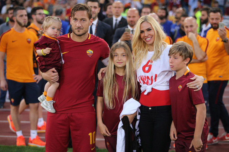 Тотти со своей семьей после последнего матча (фото: Marco Iacobucci Epp/shutterstock.com)
