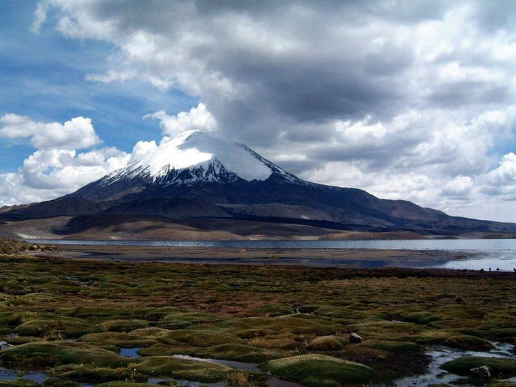 Вулкан Уайнапути́на, Перу / www.orangesmile.com