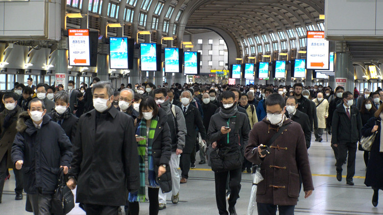 Несмотря на низкий уровень инфицированных, жители продолжают носить маски. Фото: StreetVJ/Shutterstock