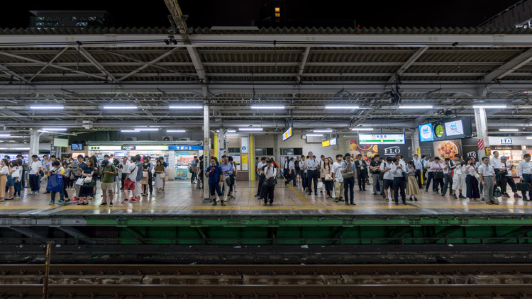 Японцы в очереди в метро. Фото: canyalcin/Shutterstock