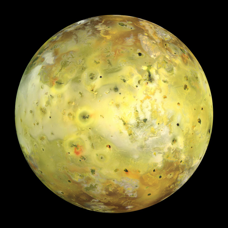 Ио — спутник Юпитера. Пятнышко левее центра — извергающийся вулкан  // Wikimedia commons