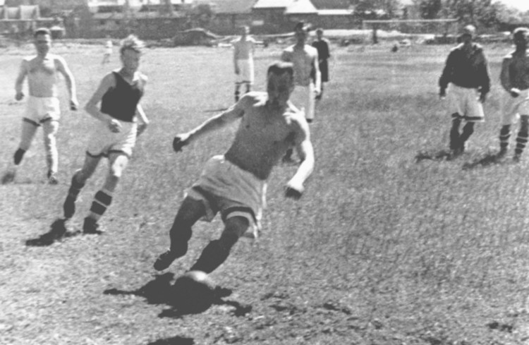 1942 год. Тренировка перед футбольным матчем в Ленинграде (Репродукция АСС)
