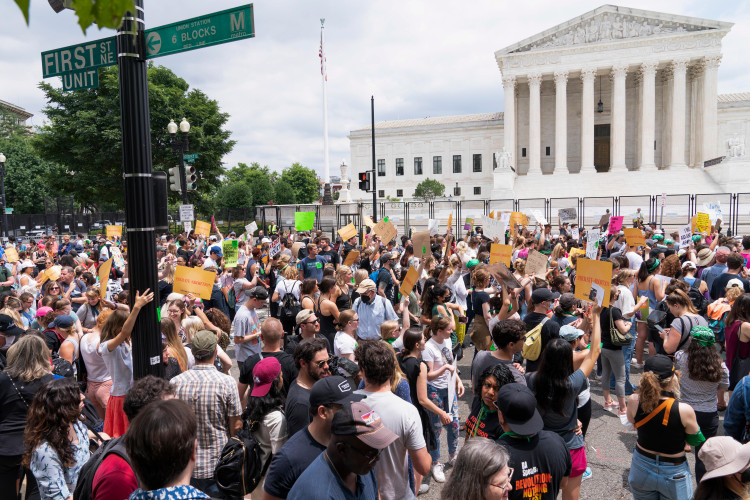 Протесты против отмены абортов у здания Верховного суда США. Источник: AP/ТАСС