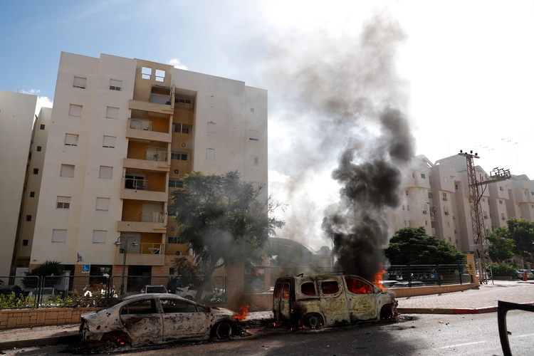 Последствия ракетного обстрела со стороны сектора Газа в городе Ашкелон на юго-западе Израиля. Фото: ATEF SAFADI/EPA