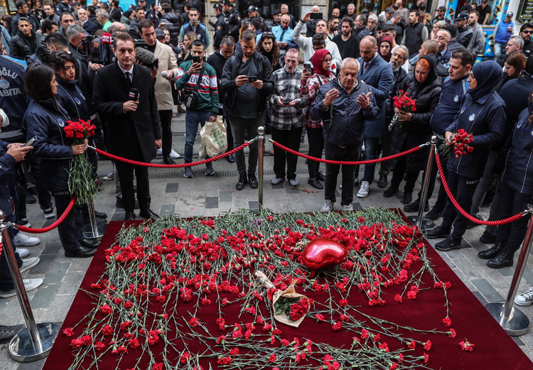 На месте теракта появился стихийный мемориал, к которому несколько недель подряд горожане несли цветы. Фото: ERDEM SAHIN/EPA