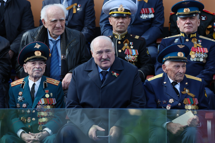 Лукашенко среди ветеранов во время военного парада в Москве. Фото: Гавриил Григоров/ТАСС