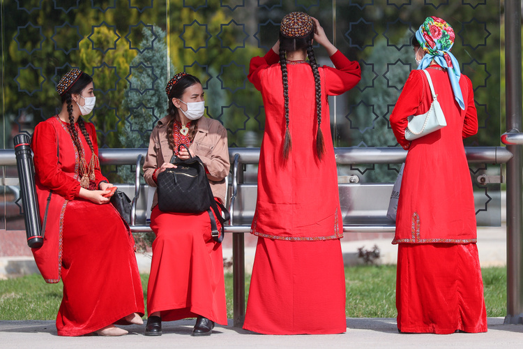 Туркменские женщины обязаны носить национальный костюм. Им запрещено пользоваться косметикой, делать маникюр, красить волосы, водить машину и делать аборты. Фото: Владимир Смирнов/ТАСС