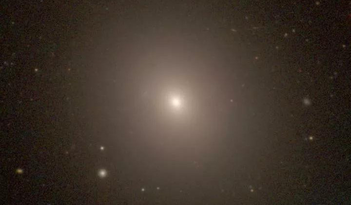 Гигантская эллиптическая галактика NGC 1453 в созвездии Эридана / Carnegie-Irvine Galaxy Survey