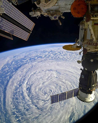 Фото: МКС пролетает над циклоном / Роскосмос / Сергей Кудь-Сверчков