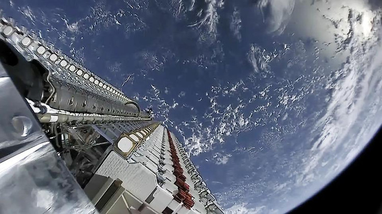 Фото: Спутники Starlink в пакете до отделения от разгонного блока / SpaceX