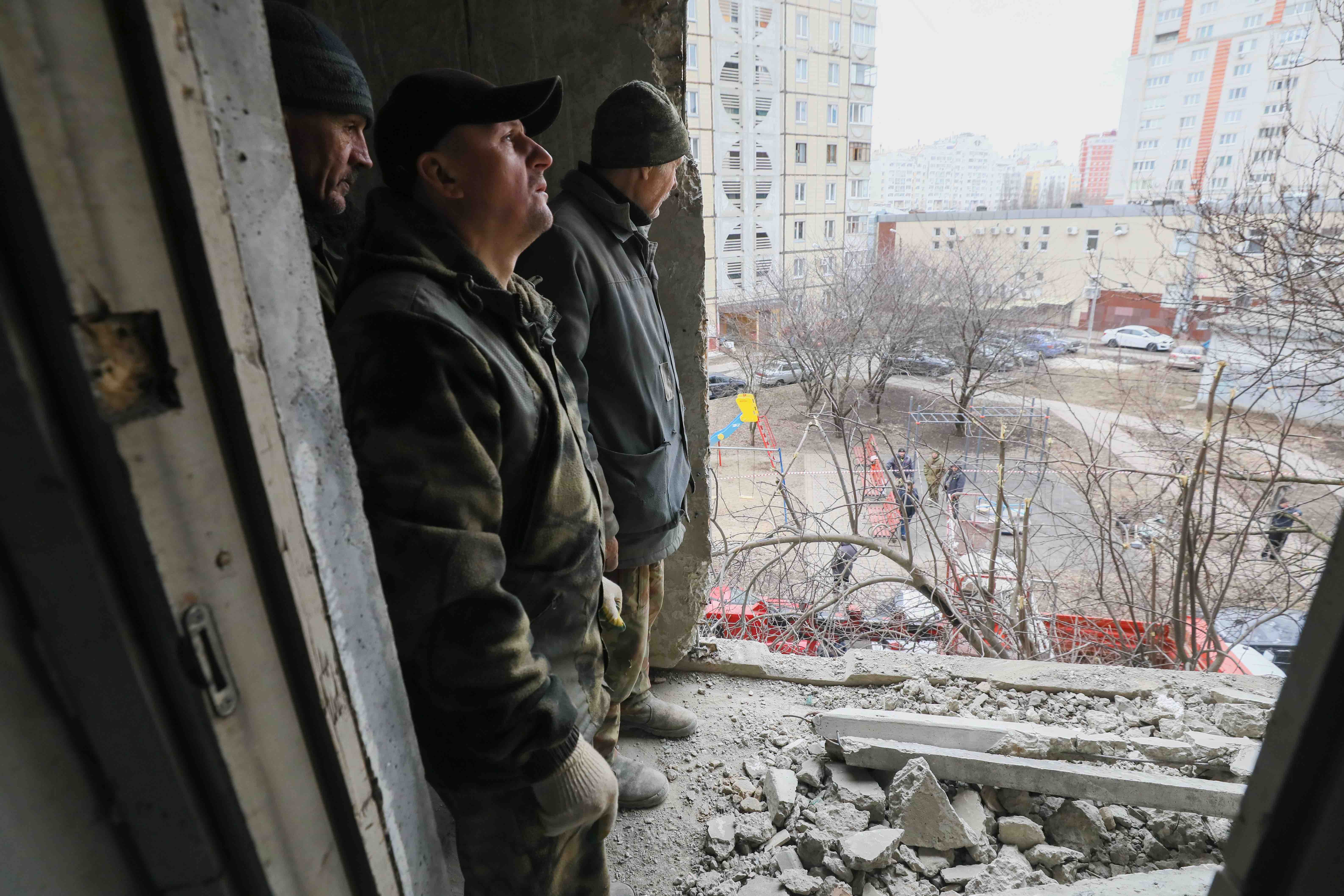 Поврежденная обстрелом многоэтажка 15 февраля. Фото: Павел Колядин/ТАСС