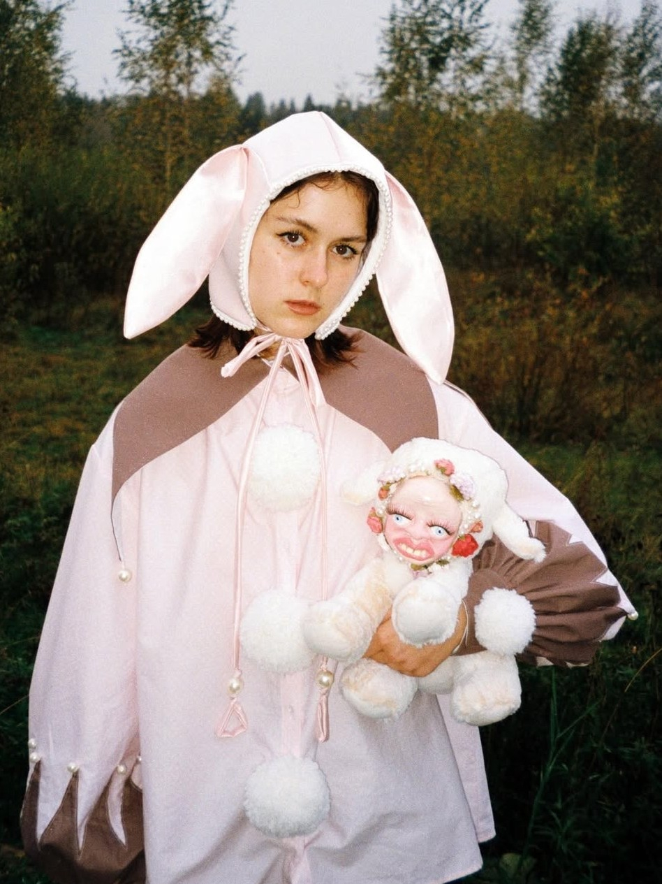 Тоня Углова со своими игрушками. Фото © Instagram (признан экстремистской организацией и запрещен на территории Российской Федерации) / tvoiugol