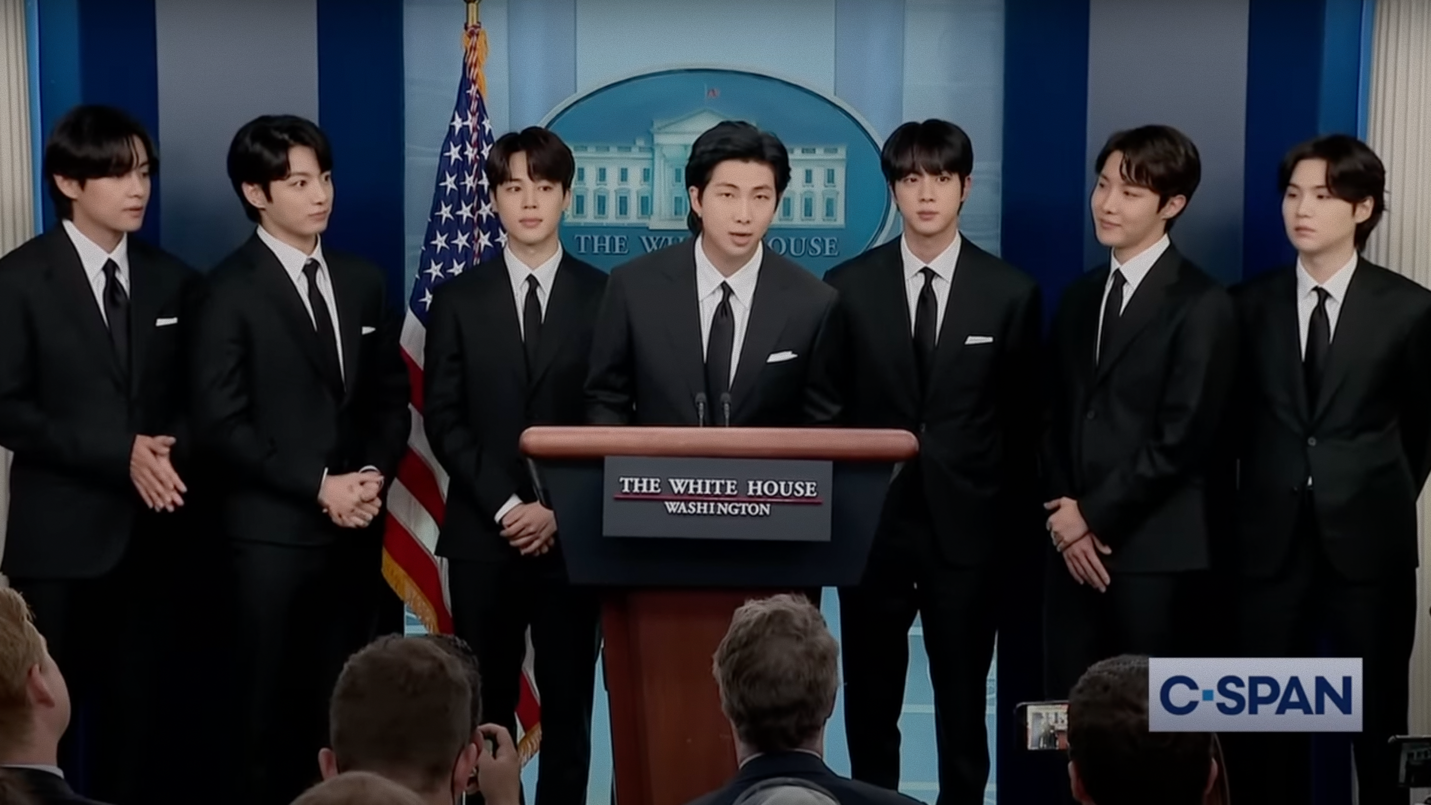 Выступление BTS в Белом доме в мае 2022 года. Кадр из видео BTS at White House Press Briefing/YouTube