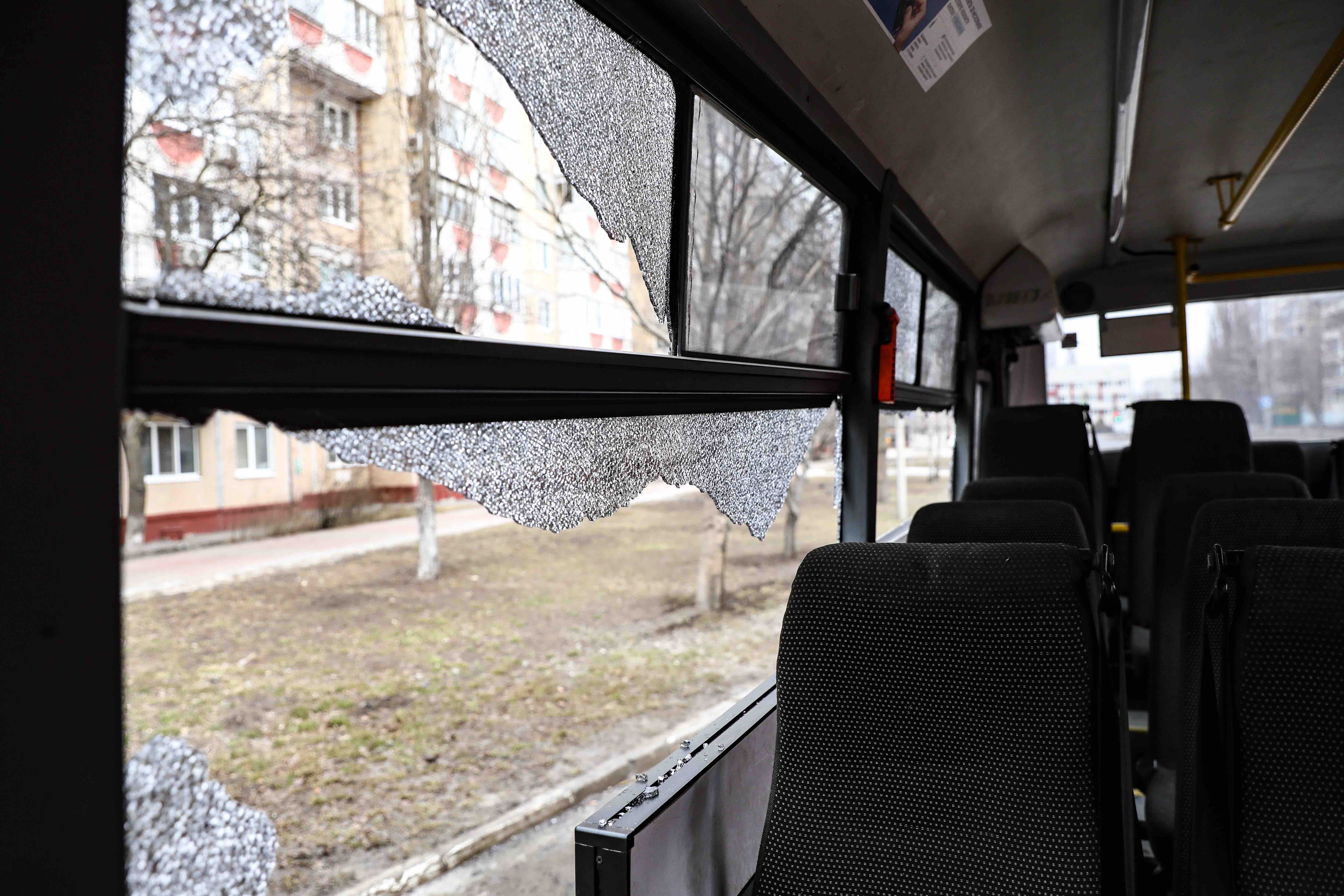 Городской автобус после атаки Киева 15 февраля. Фото: Павел Колядин/ТАСС