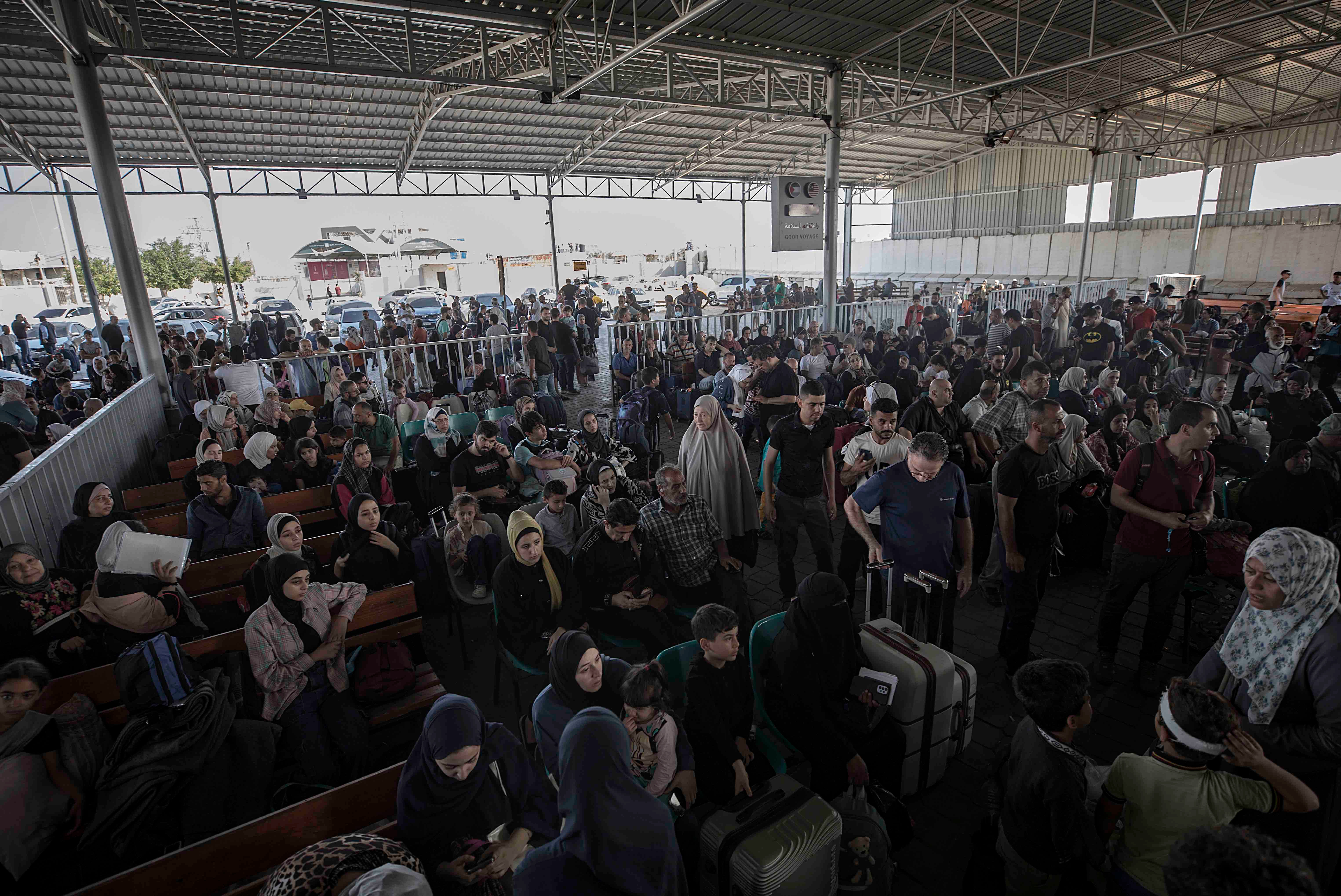 Ожидающие перехода через египетский погранпукт, 1 ноября. Фото: HAITHAM IMAD/EPA/TASS