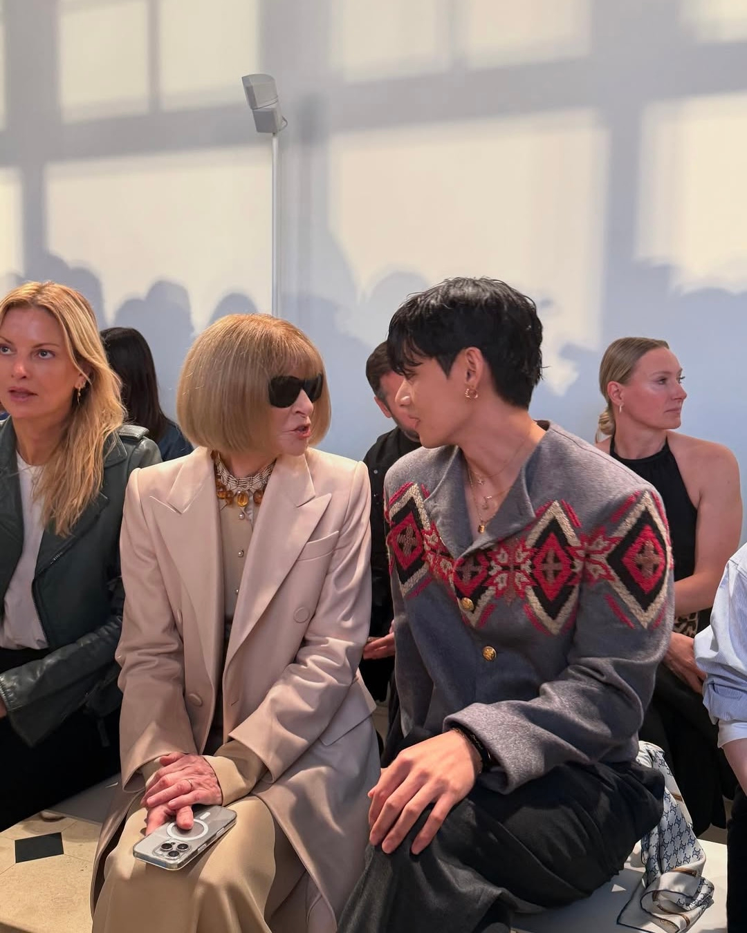 V (BTS) на показе Celine в Париже рядом с Анной Винтур. Фото © Instagram (признан экстремистской организацией и запрещен на территории Российской Федерации) / thv