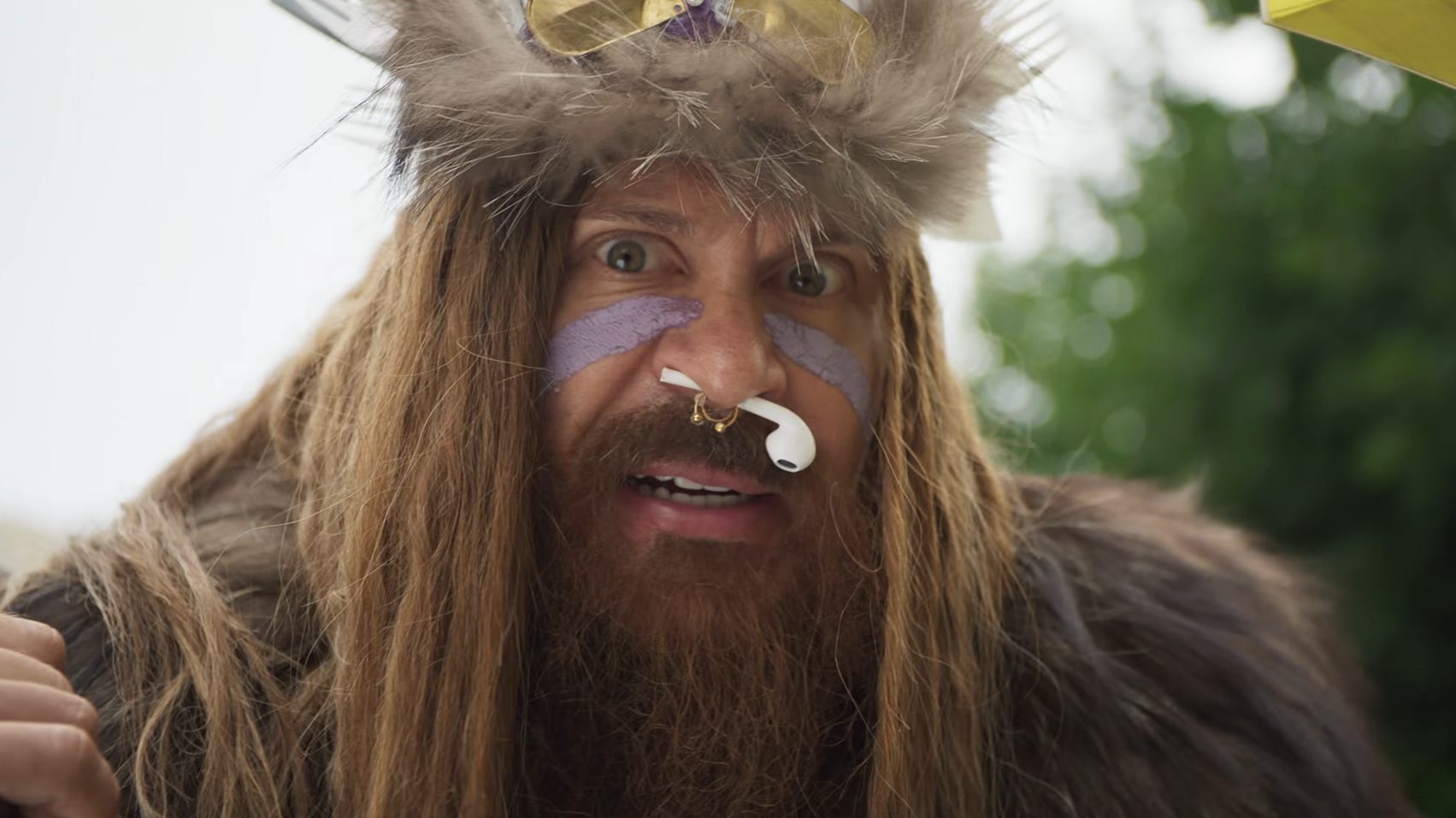 Павел Деревянко в роли вождя племени Патриков в сериале «Кибердеревня 2»/«Кинопоиск»