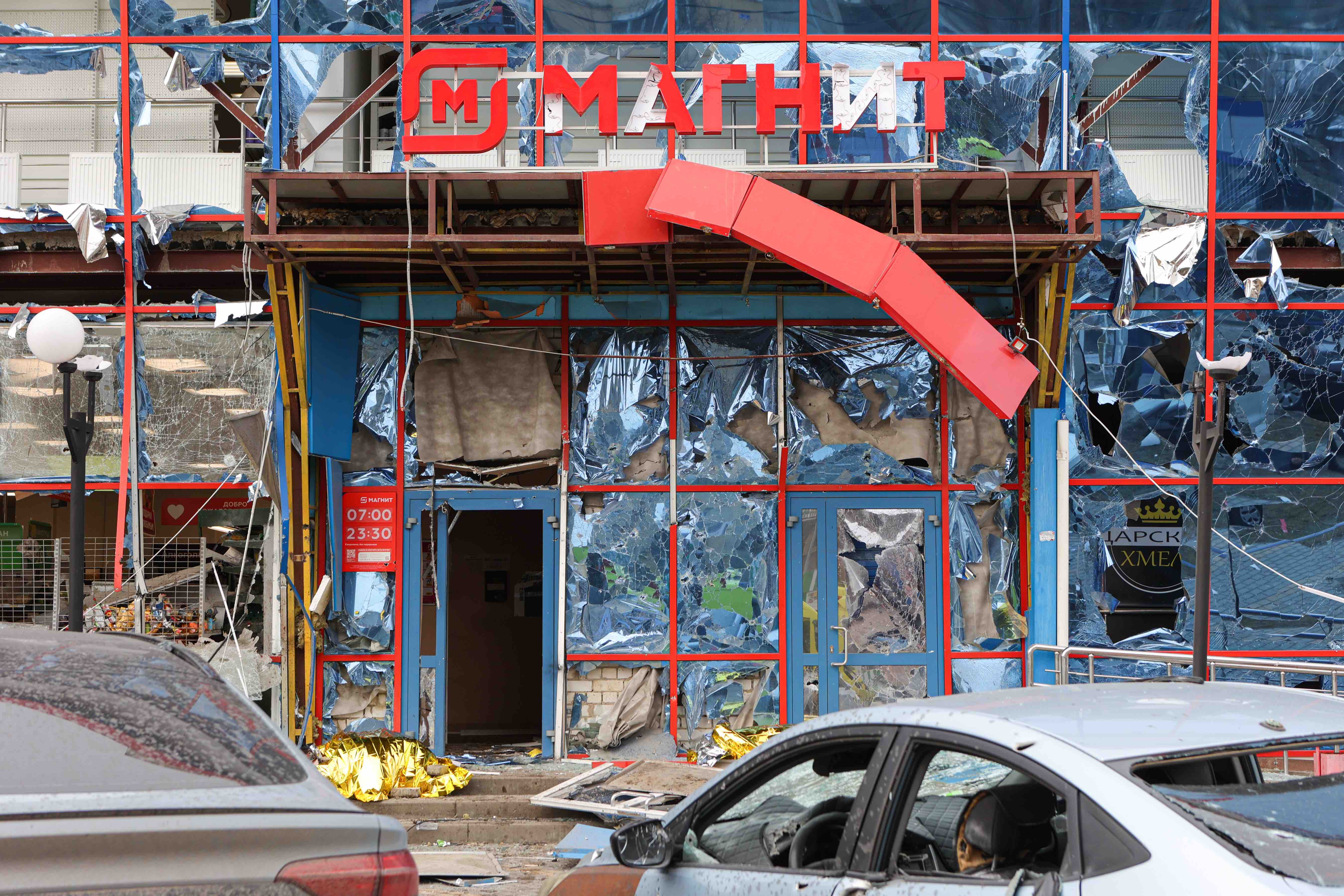 Продуктовый магазин после обстрела ВСУ 15 февраля. Фото: Евгений Силантьев/ТАСС