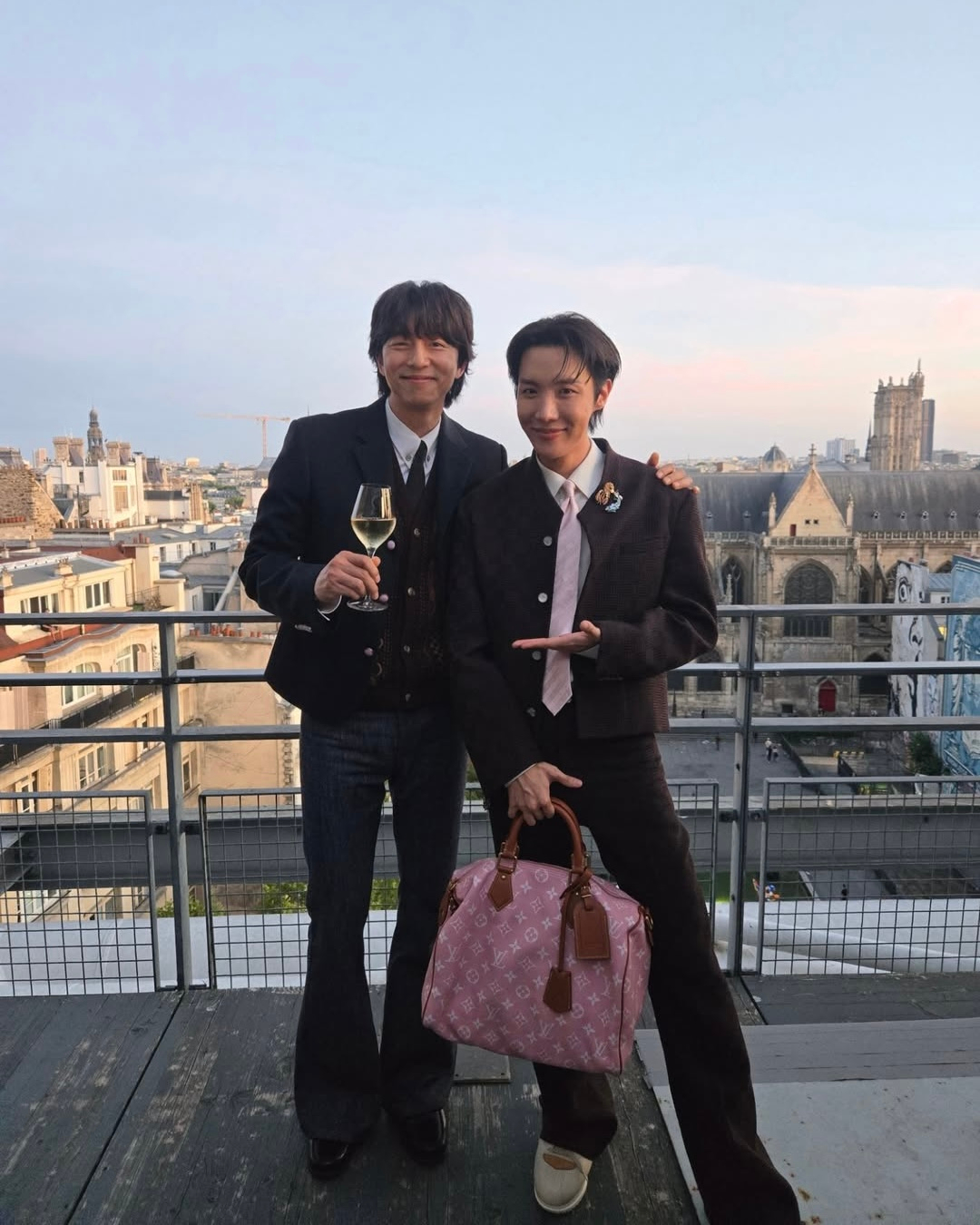 Джей-Хоуп (BTS) и актер Гон Ю на показе Louis Vuitton в Париже. Фото © Instagram (признан экстремистской организацией и запрещен на территории Российской Федерации) / uarmyhope