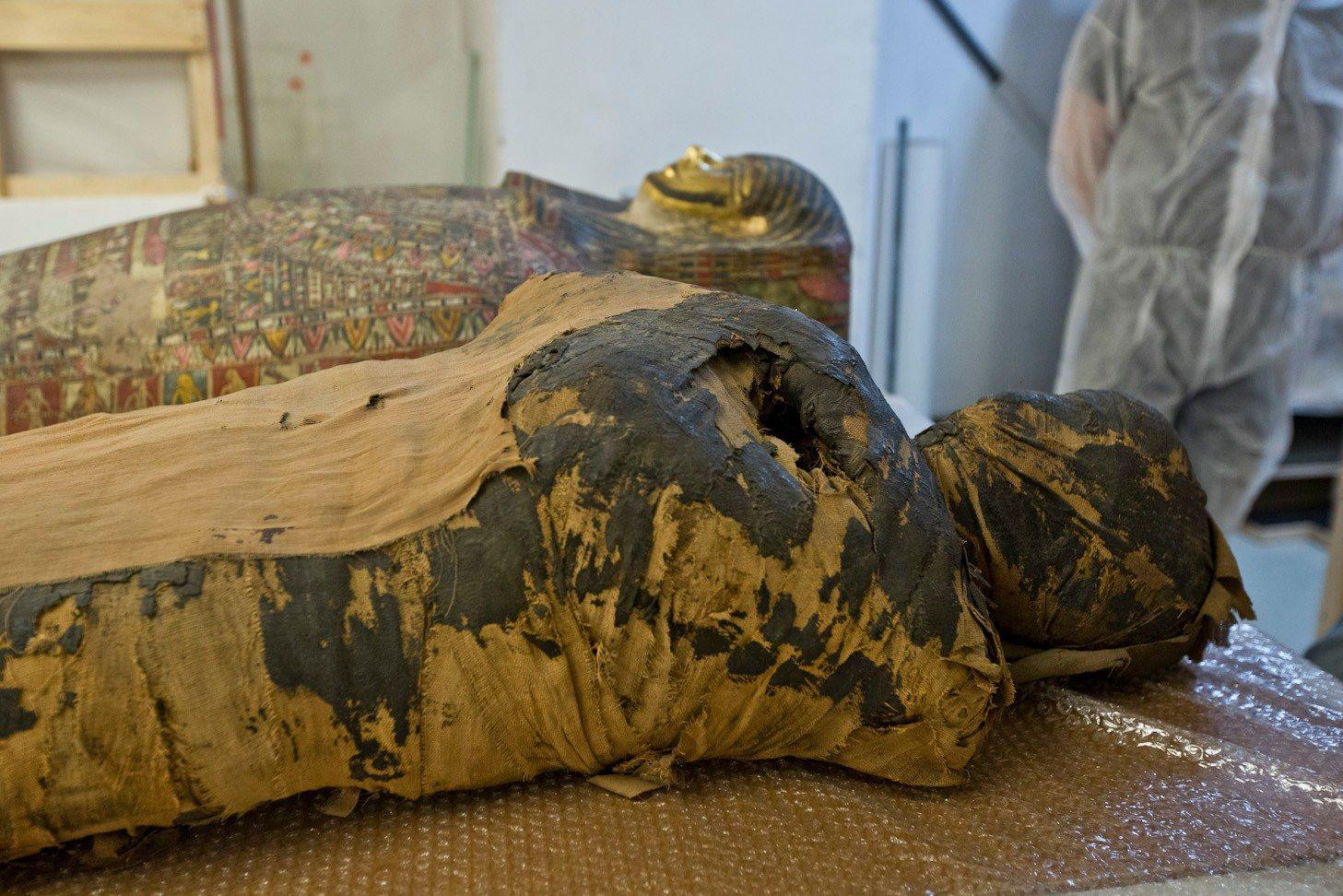 Фото: Мумия рядом с саркофагом, где она была обнаружена / Warsaw Mummy Project