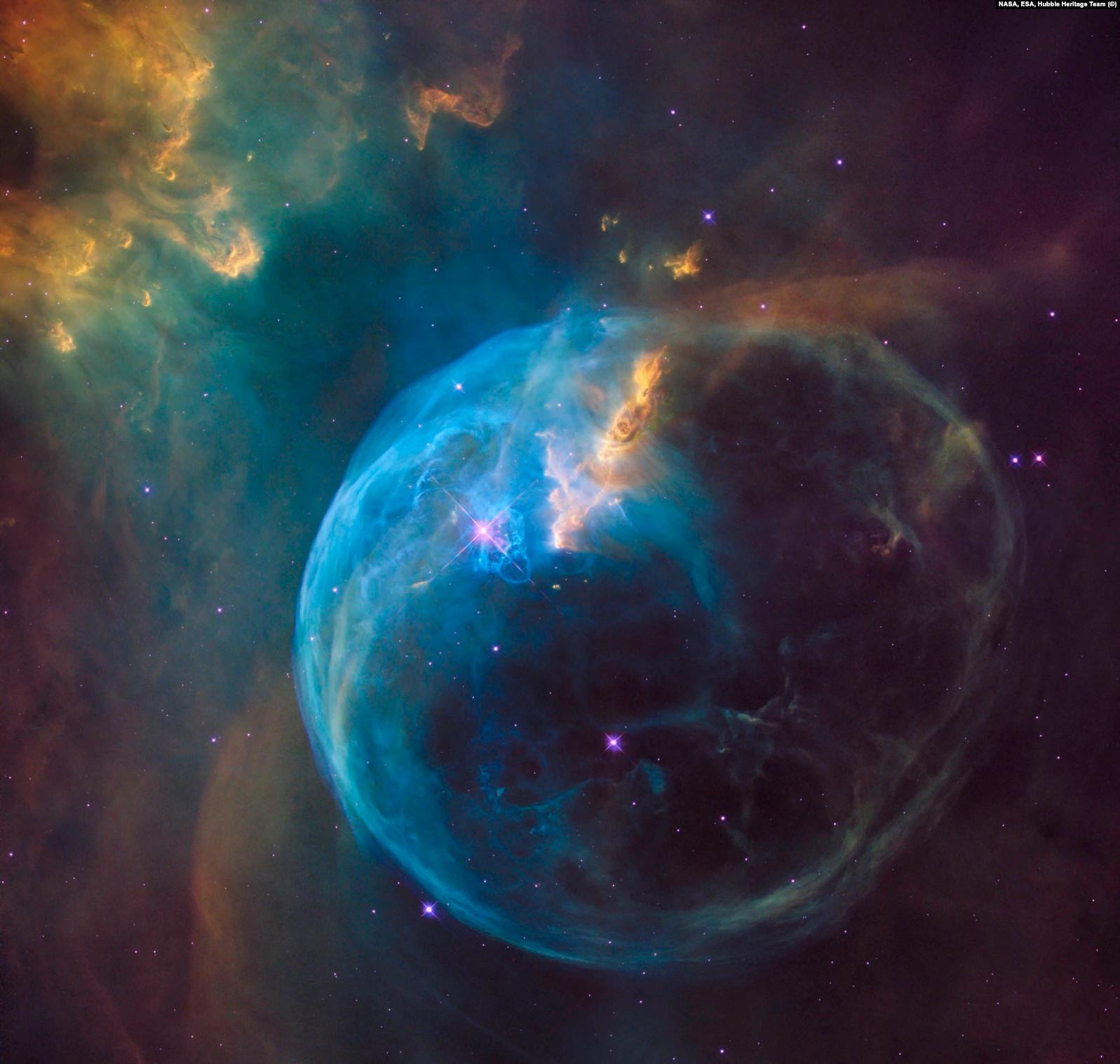 Одно из названий этой эмиссионной туманности в созвездии Кассиопеи – «Пузырь». Находящийся в восьми тысячах световых лет от нас, «Пузырь» образовался в результате движения звездного ветра, испускаемого расположенной неподалеку сверхгорячей звездой