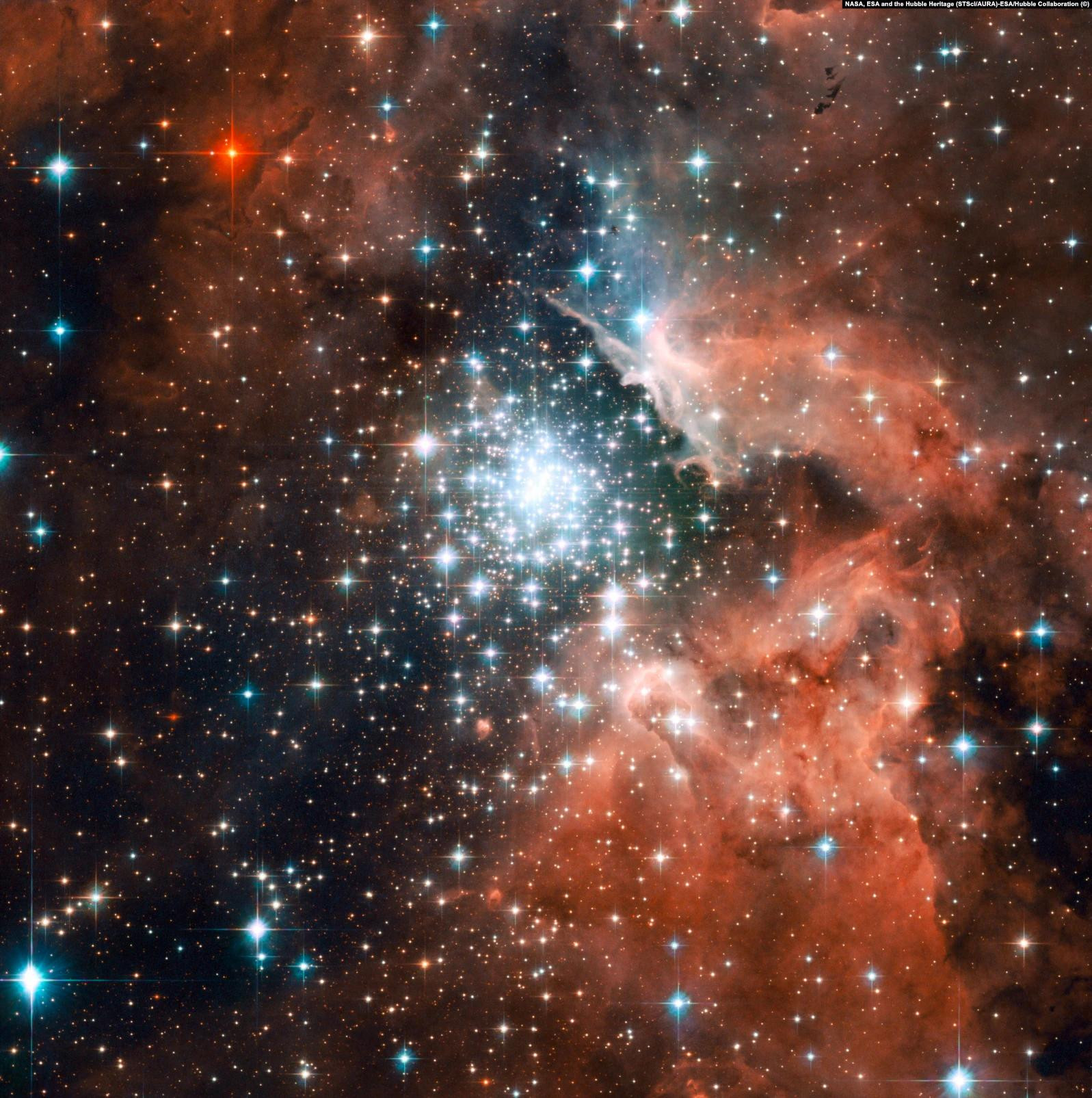 Рассеянное звездное скопление NGC 3603 в созвездии Киль, одна из крупнейших областей звездообразования в галактике Млечный путь. На фото четко различимы области межзвездного газа и пыли колоссальных размеров, окружающие регион с большой концентрацией массивных звезд (в центре снимка) 