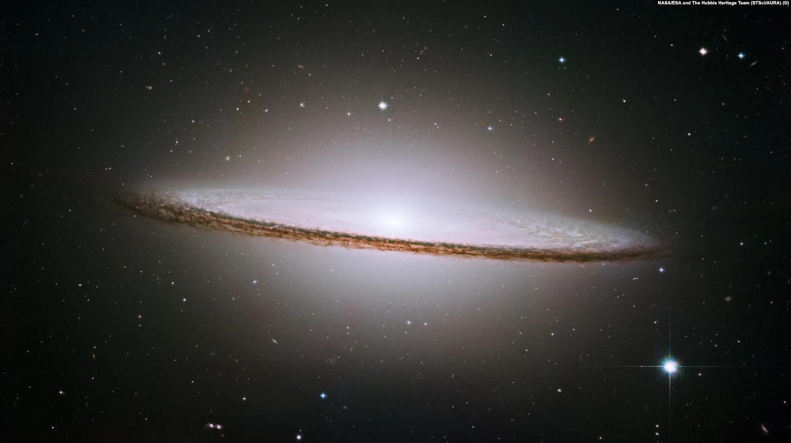 Галактика «Сомбреро» — из-за схожести ее формы с головным убором. Она является одним из крупнейших объектов, входящих в т.н. Скопление Девы: ее суммарная масса сравнима с 800 миллиардами наших Солнц