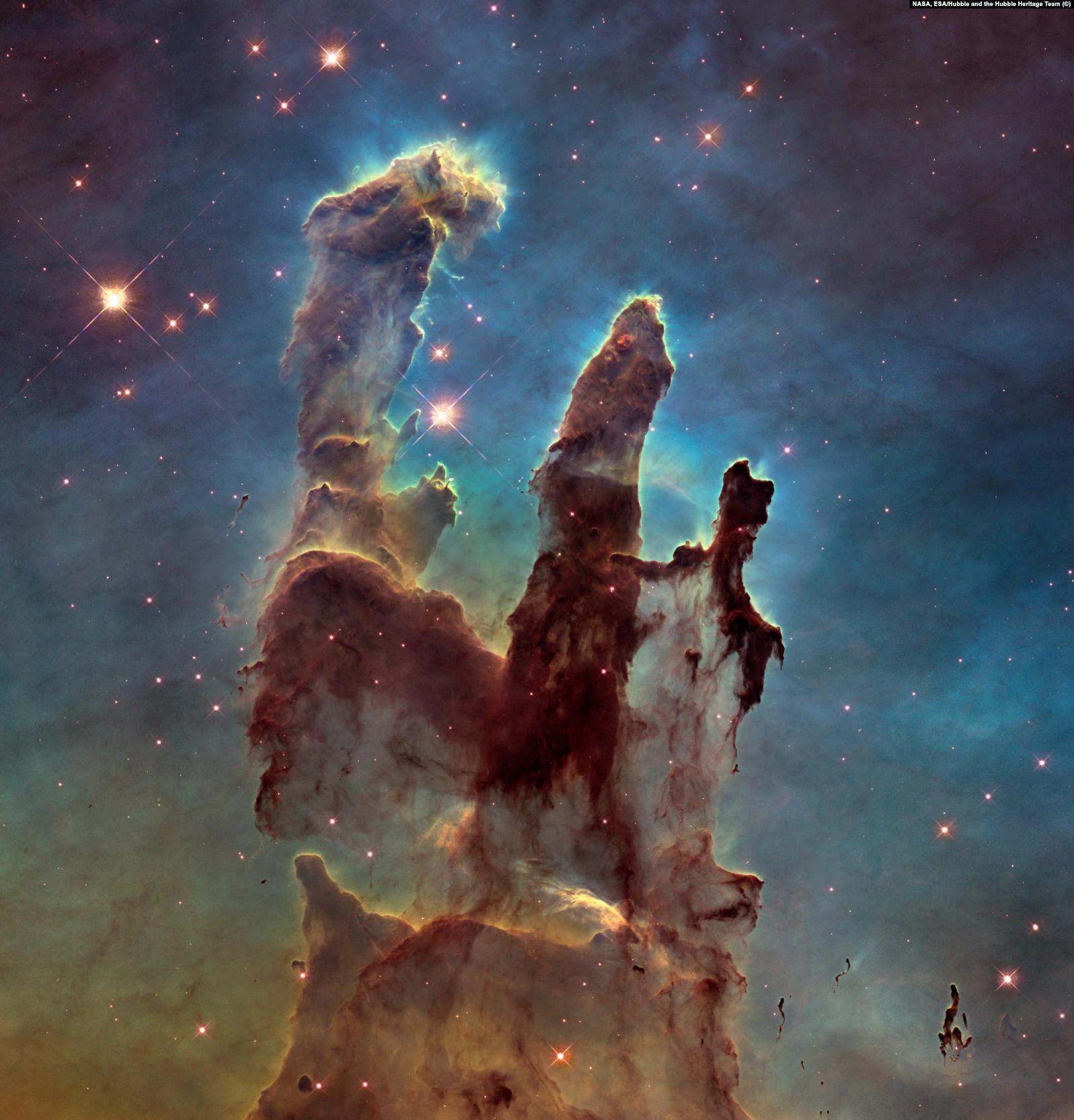 Знаменитые «Столпы творения», это самый известный снимок Туманности Орел и одна из наиболее красочных фотографий, на которой изображены скопления межзвездного газа и космической пыли