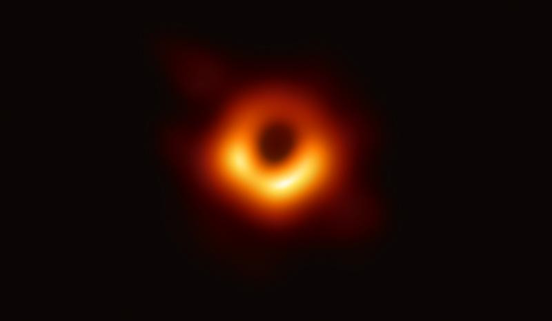 Аккреционный диск черной дыры в галактике Messier 87 / NASA