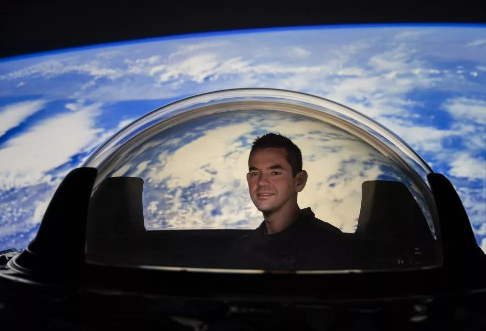 Купол будет выглядеть вот так — на иллюстрации Джаред Айзекман в куполе на носу Dragon / SpaceX 