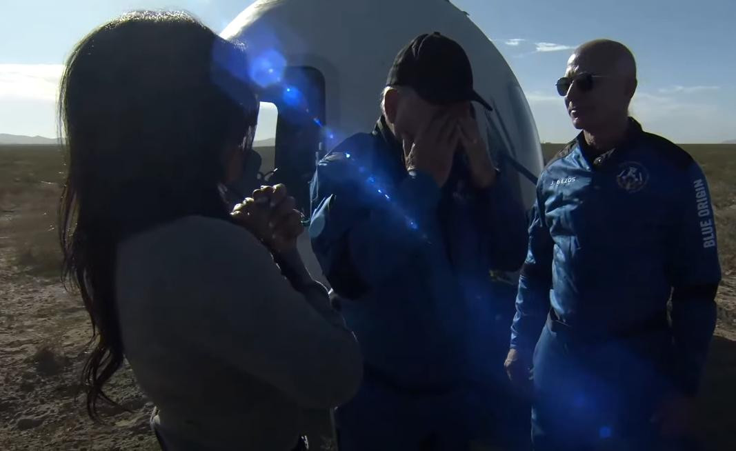 Уильям Шетнер рассказывает Джеффу Безосу о том, что видел на границе с космосом / Скриншот трансляции Blue Origin