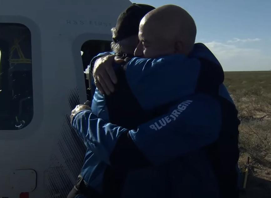 Уильям Шетнер благодарит Джеффа Безоса за «бесценный подарок», как сам его назвал / Скриншот трансляции Blue Origin