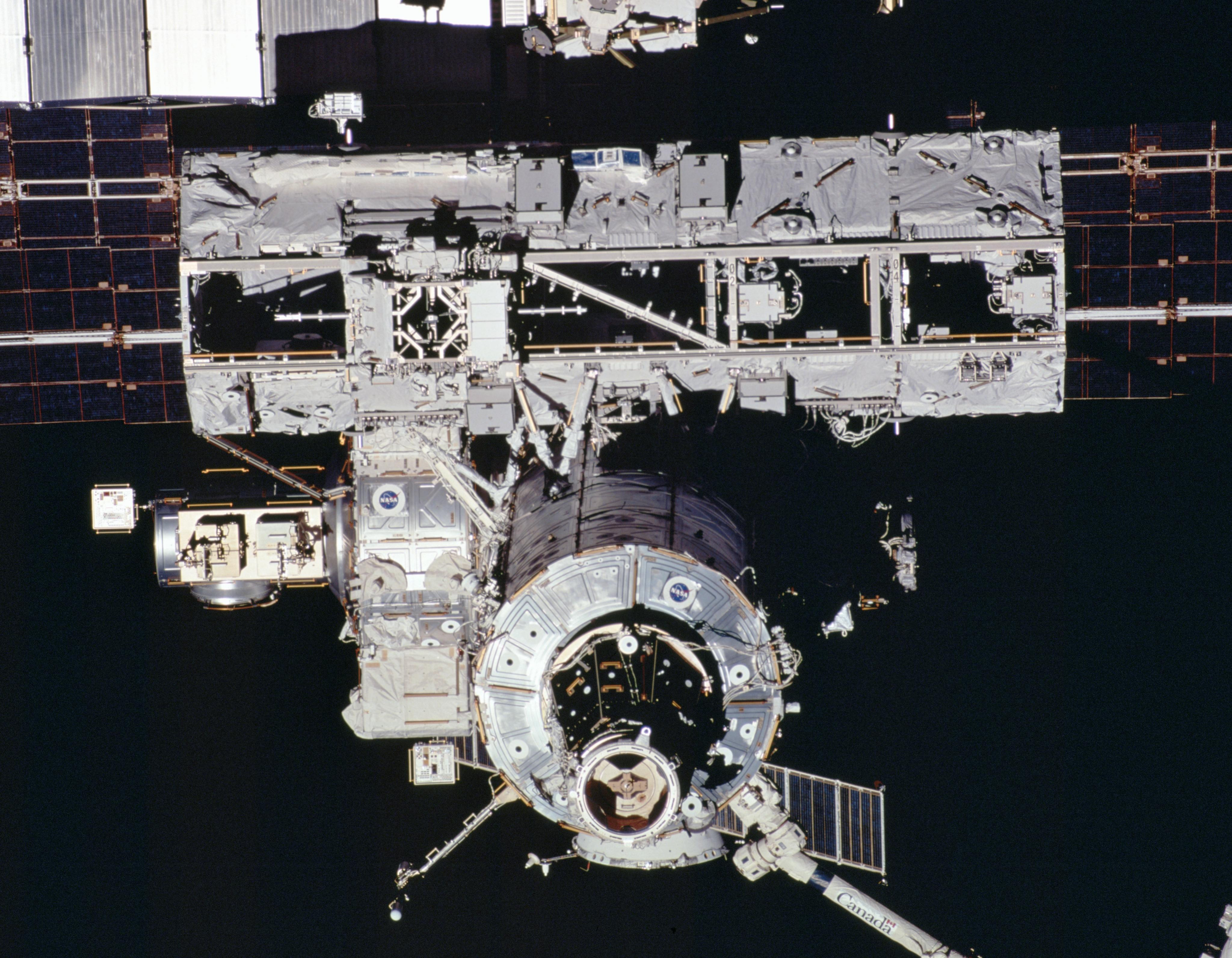 Фотография элемента «S0» (вверху) с борта шаттла «Атлантис» в ходе миссии STS-110, 17 апреля 2002 года / Wikimedia Commons