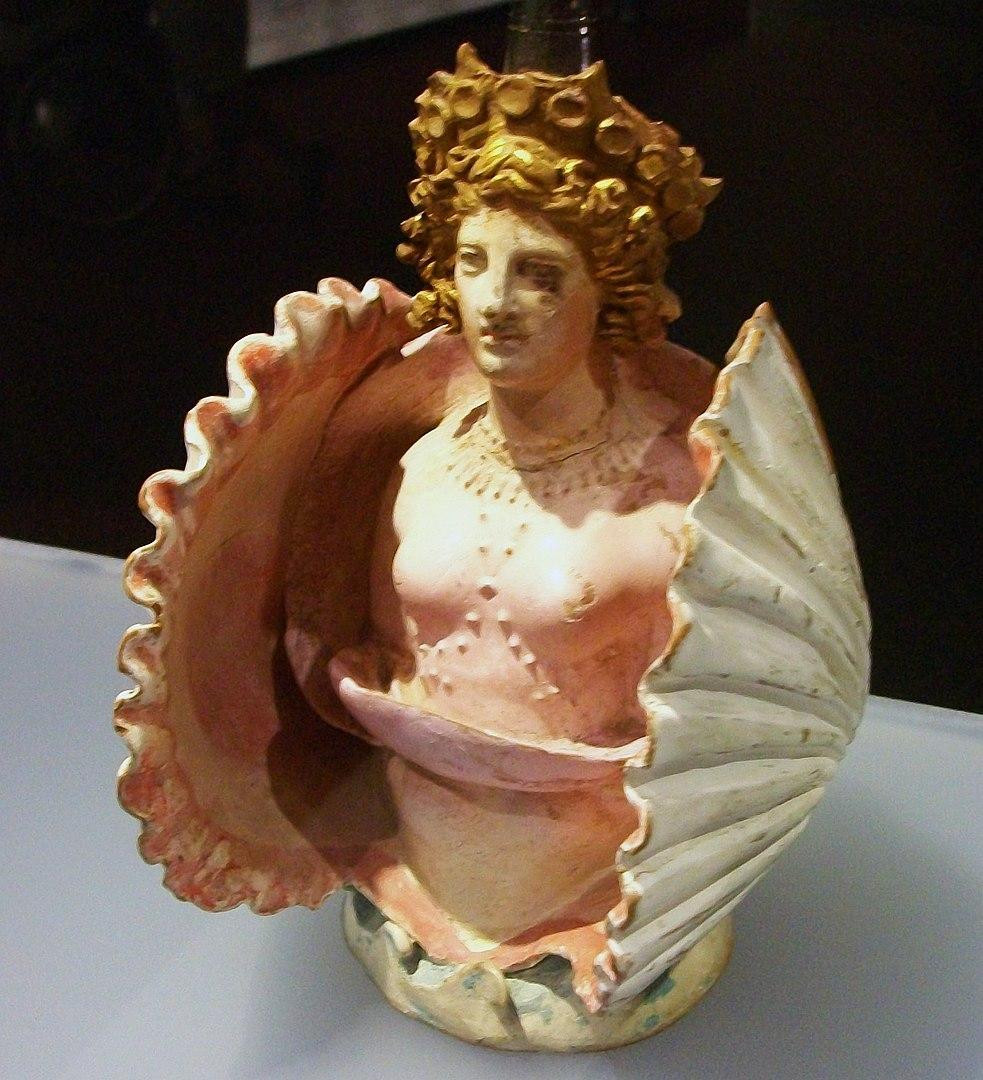 Керамический сосуд в виде Афродиты в раковине из Аттики. Обнаружен в раскопках некрополя Фанагории. Фото: Wikimedia Commons