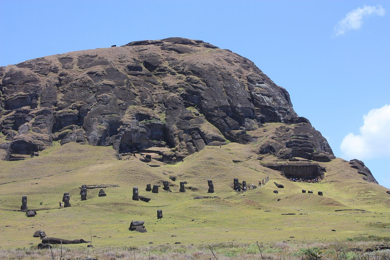 Каменоломня и статуи на склоне Рано Рараку