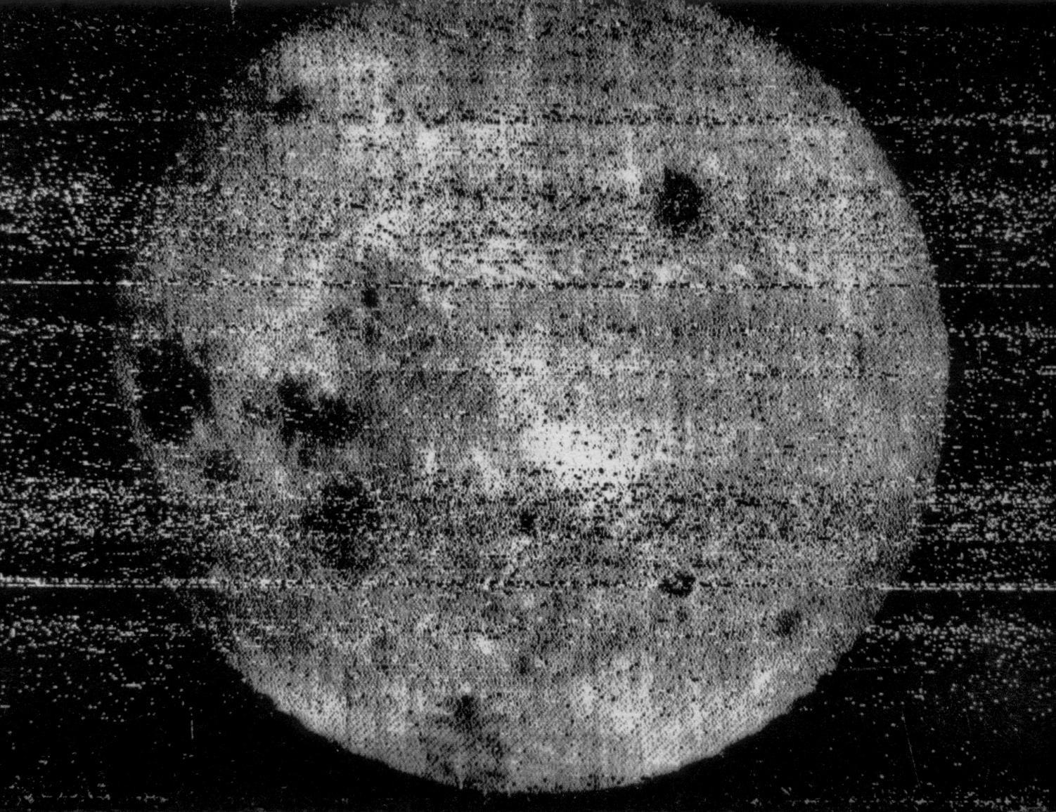 Первое изображение, переданное АМС «Луна-3», показывающее обратную сторону Луны. Фото: Wikimedia Commons 