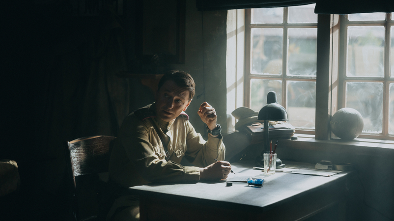 Сергей Безруков в роли капитана Павла Алехина в фильме «Август»/«Кинопоиск»
